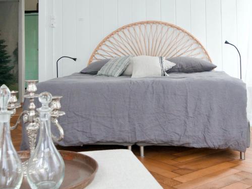 ein Schlafzimmer mit einem Bett mit einem Kopfteil aus Holz in der Unterkunft NI FRAVI Design-apartments, station Interlaken West in Interlaken