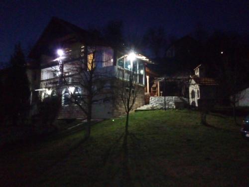 Das Gebäude in dem sich die Villa befindet