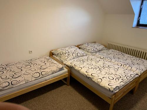 Postel nebo postele na pokoji v ubytování Chata Slunečná louka