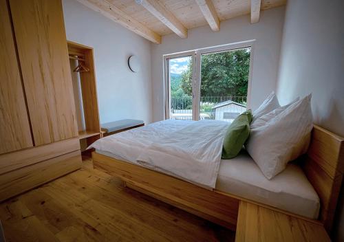 A bed or beds in a room at Seespitz 37 - Ferienwohnungen Eisendle