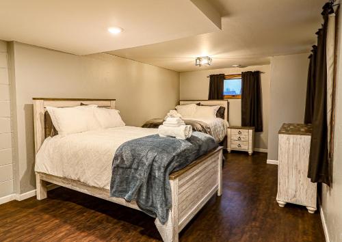 Un dormitorio con 2 camas y una toalla encima. en Lake City - Family/Friend Hangout, Garage & Dog Friendly, en Lake City