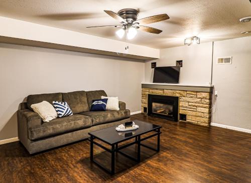 sala de estar con sofá y chimenea en Lake City - Family/Friend Hangout, Garage & Dog Friendly, en Lake City