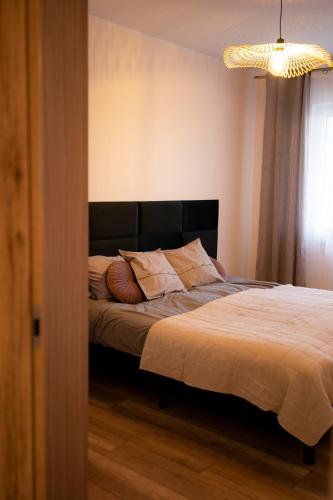 Giường trong phòng chung tại Apartament Sobieskiego
