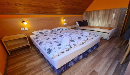 バラトンマーリアフュルドゥーにあるHajas Família Kiadó Szobákのベッドルーム1室(大型ベッド1台付)