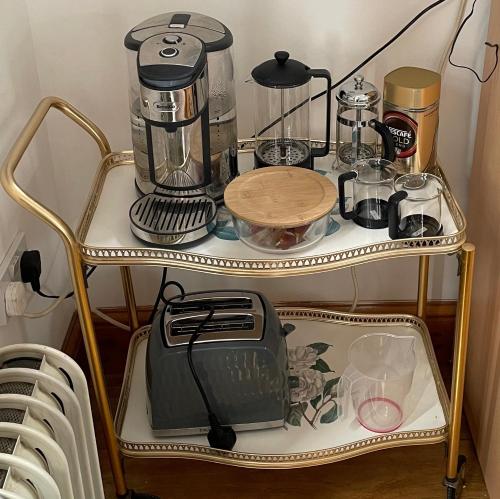 Un carrito de cocina con una licuadora encima. en Carraholly, en Liskeard