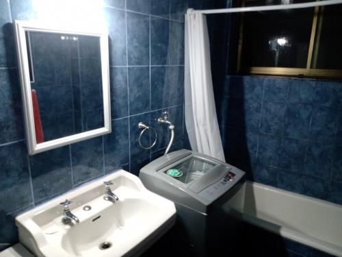 a bathroom with a sink and a shower and a toilet at Hermoso departamento frente al casino in Viña del Mar