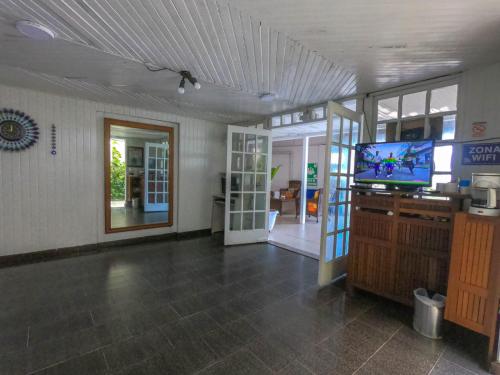 Η κουζίνα ή μικρή κουζίνα στο Hotel Mejor Ubicacion en Sarie Bay San Andrés