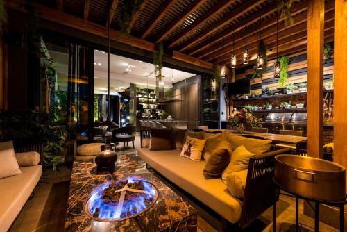 El salón o zona de bar del Luxurious Penthouse Oasis