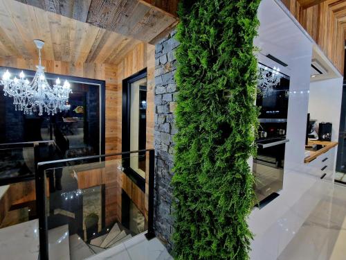 pokój z zieloną ścianą obok schodów w obiekcie ATPeak Lodge Maison de Montagne d'exception w mieście Xonrupt-Longemer
