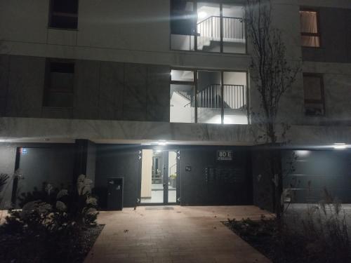 einen Eingang zu einem Gebäude in der Nacht mit Lichtern in der Unterkunft Apartament Rumia z Garażem in Rumia