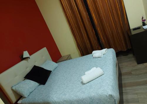 1 dormitorio con 1 cama azul y 2 toallas en corazón San Bartolomé, en Madrid
