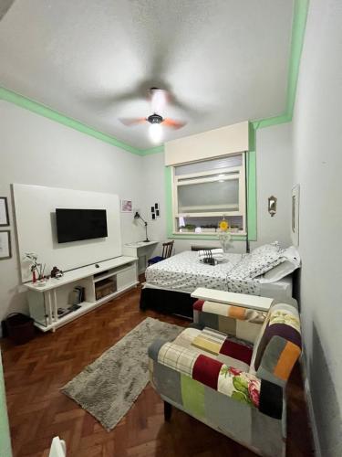 sala de estar con cama y TV en Apartamento Top em Copacabana- Rio de Janeiro., en Río de Janeiro