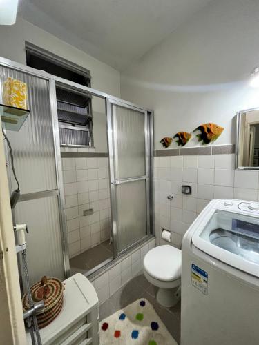 y baño con ducha, aseo y lavamanos. en Apartamento Top em Copacabana- Rio de Janeiro., en Río de Janeiro