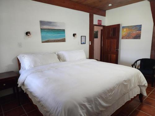 The BNB on Triggerfish Close to the airportにあるベッド