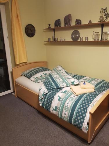 - une chambre avec un lit et des oreillers dans l'établissement Bismarckhöhe Tharandt, à Tharandt