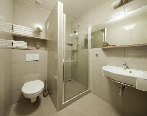 ein Bad mit einer Dusche, einem WC und einem Waschbecken in der Unterkunft Top Penzión Marína in Dolný Kubín
