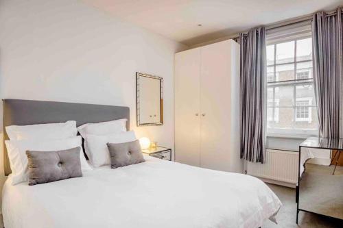 A bed or beds in a room at Central London Warwick Sq,