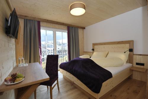 um quarto com uma cama e uma mesa com um prato de comida em Gasthaus Reiter em Pinsdorf