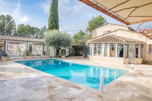 a swimming pool in the backyard of a house at La Bastide du Mûrier in Cotignac