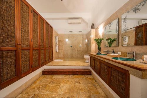 a bathroom with two sinks and a toilet at San Pedro Claver Premiun - Private JACUZZI in Cartagena de Indias
