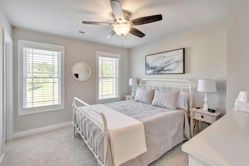 um quarto com uma cama branca e uma ventoinha de tecto em Family friendly 3br for getaways or staycations em Avon