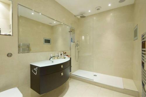 a bathroom with a sink and a shower at Designer 2 bedroom Pimlico in London