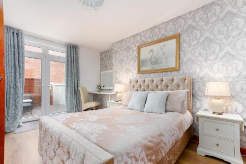1 dormitorio con 1 cama extragrande y escritorio en Beachcliffe Lodge Apartments en Blackpool
