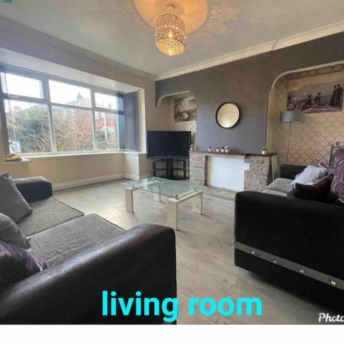 sala de estar con sofá y mesa en Cheerful 3 bed semi-detached property, en Bradford