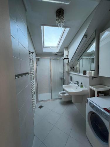 bagno con doccia, lavandino e servizi igienici di Lejla apartment a Sarajevo