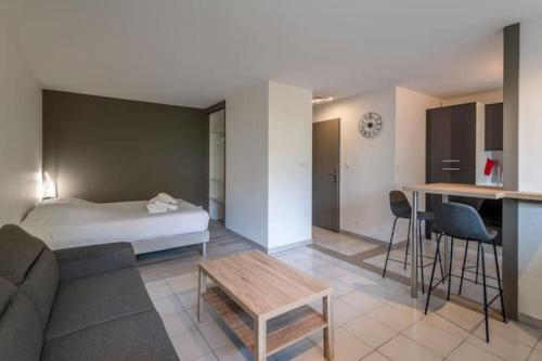 Ένα ή περισσότερα κρεβάτια σε δωμάτιο στο joli appartement avec balcon proximité lac