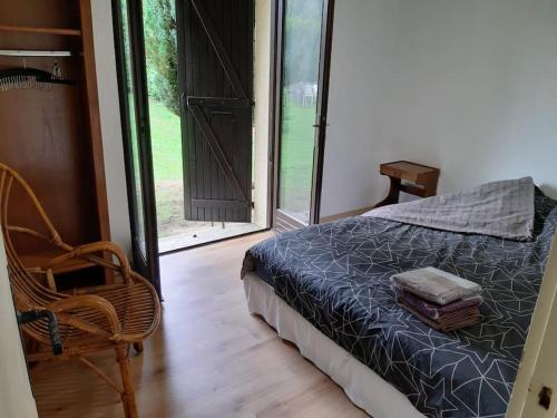 1 dormitorio con cama y ventana grande en belle maison de campagne avec cheminée 