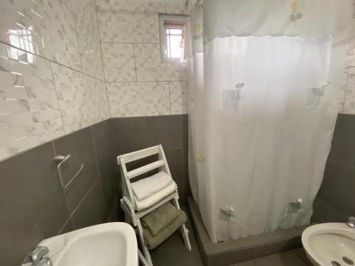 a bathroom with a shower and a toilet and a sink at Casa May - A 15 min del Aeropuerto in Barrio Esteban Echeverría