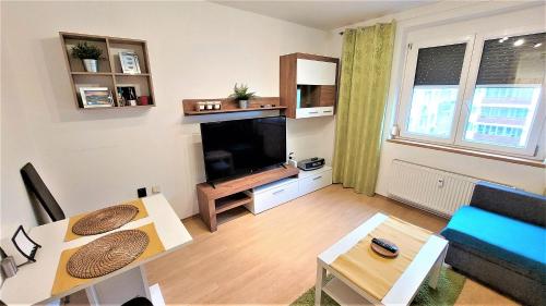 sala de estar con TV de pantalla plana grande en "Like a Home" Apartment, en Bratislava