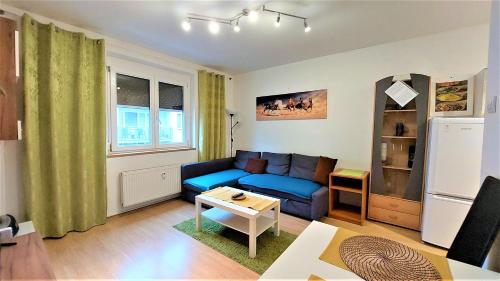 sala de estar con sofá azul y mesa en "Like a Home" Apartment, en Bratislava