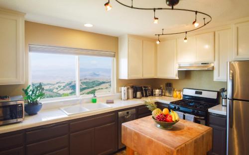 Mountain Top - Best View in SLO في سان لويس أوبيسبو: مطبخ مع طاولة عليها صحن من الفواكه