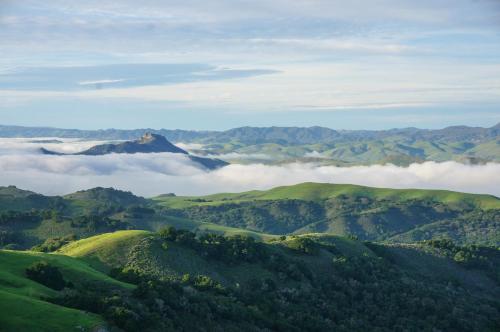 Mountain Top - Best View in SLO في سان لويس أوبيسبو: إطلالة على سلسلة جبلية خضراء مع سحب