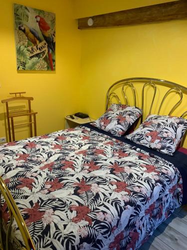 Claveyson的住宿－Gite Equestre Drôme des Collines，卧室内的一张带花卉棉被的床