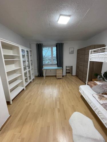 1 Schlafzimmer mit 2 Etagenbetten und Holzboden in der Unterkunft Appartement La Vie en Rose in Essen