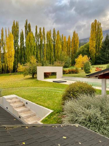 エル・ボルソンにあるLa Aguadaの芝生にベンチがある庭