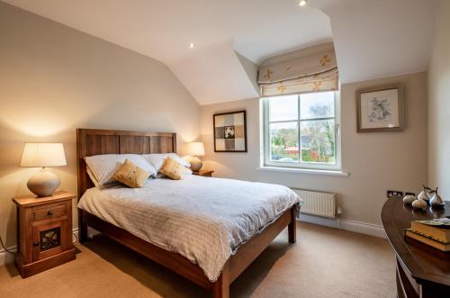 um quarto com uma cama grande e uma janela em Kenmare Townhouse em Kenmare