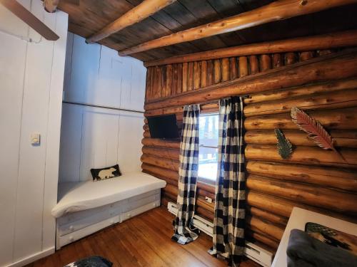 Ein Bett oder Betten in einem Zimmer der Unterkunft Adirondack Diamond Point Lodge