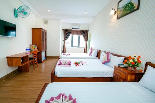 Giường trong phòng chung tại Biển Xanh Hotel Quy Nhơn