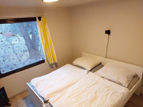 A bed or beds in a room at Szentendrei sziget, modern faház, télen is