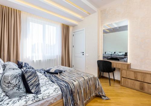 Un dormitorio con una cama y un escritorio y una ventana. en Penthouse in Vake, en Tiflis