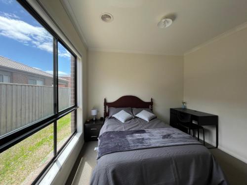 庫克角的住宿－Point Cook Private Room，一间卧室设有一张床和一个大窗户