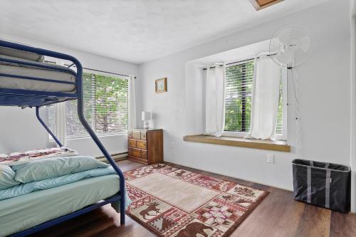 1 dormitorio con litera y ventana en Charming Getaway l recently renovated l Hidden Valley l 4BR+3Bath l Hot Tub en Somerset