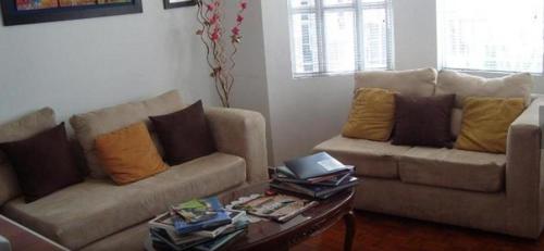 - un salon avec deux canapés et une table basse dans l'établissement La Casa de Lu Los Rosales, à Manizales