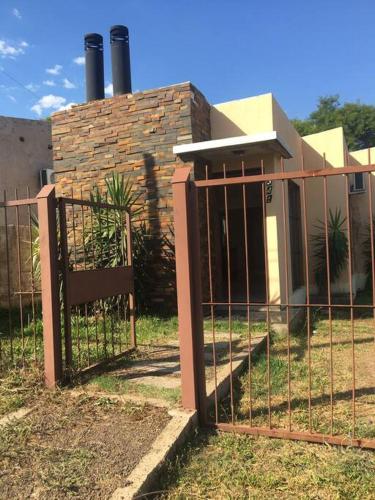 a iron gate in front of a house at N8 Casa 2 Dorm Zona Residencial Barrio Villa Lola Artigas in Artigas
