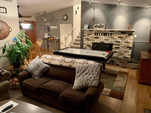 uma sala de estar com um sofá e uma mesa de pingue-pongue em Beautiful hideaway at the end of a cul-de-sac in Missoula em Missoula
