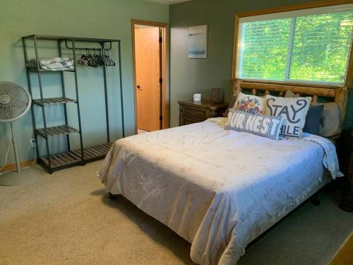 ein Schlafzimmer mit einem großen Bett und einem Fenster in der Unterkunft Beautiful hideaway at the end of a cul-de-sac in Missoula in Missoula